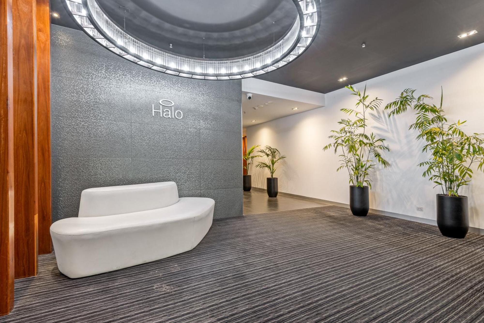 Complete Host Halo Apartments Melbourne Bagian luar foto