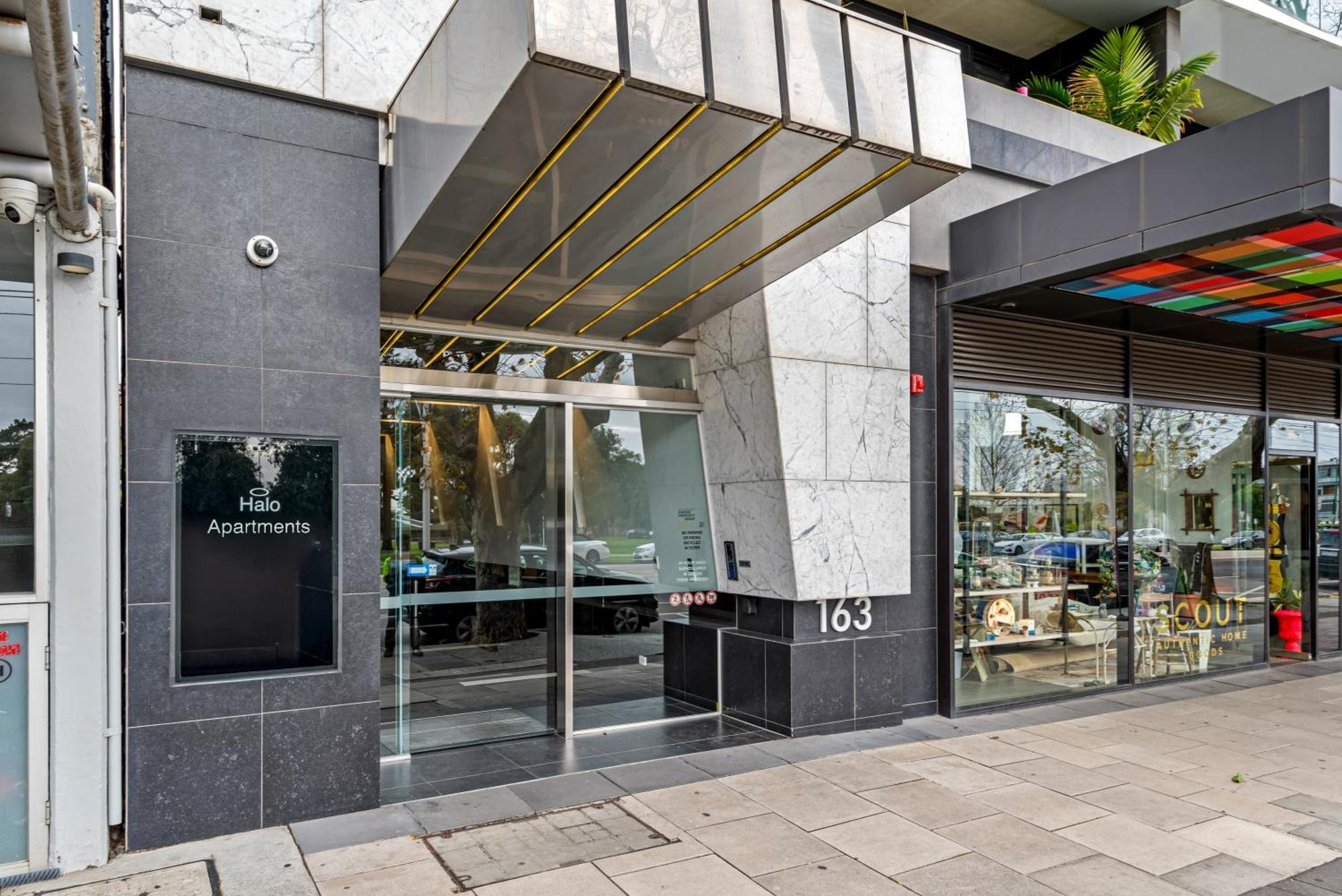 Complete Host Halo Apartments Melbourne Bagian luar foto